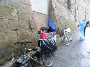 Io e Ame accampati sotto palazzo Vecchio a Firenze aspettando che il temporale finisca..  Le facce dei passanti..indimenticabili..!